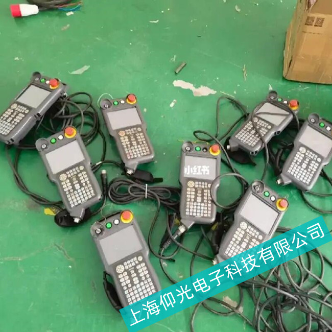 流水線生產(chǎn)安川弧焊機(jī)器人示教器使用注意事項